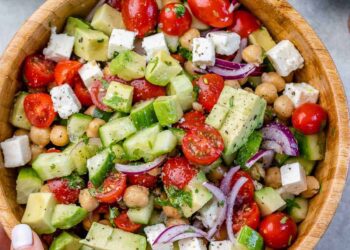EASY CHICKPEA FETA SALAD